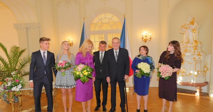 Na novoroční oběd prezidenta Miloše Zemana a premiéra Anreje Babiše s manželkami byly letos vůbec poprvé pozvané i děti obou státníků.