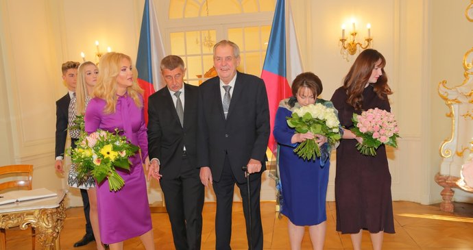 Prezident Miloš Zeman pozval k novoroční tabuli kromě premiéra a manželek také děti.