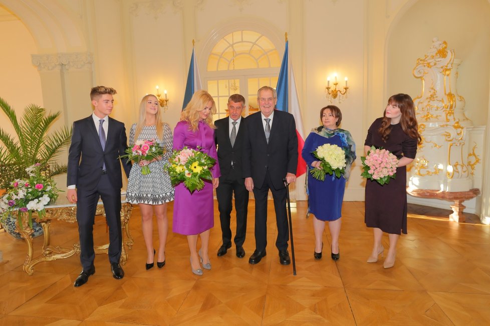 Na novoroční oběd prezidenta Miloše Zemana a premiéra Anreje Babiše s manželkami byly letos vůbec poprvé pozvané i děti obou státníků.