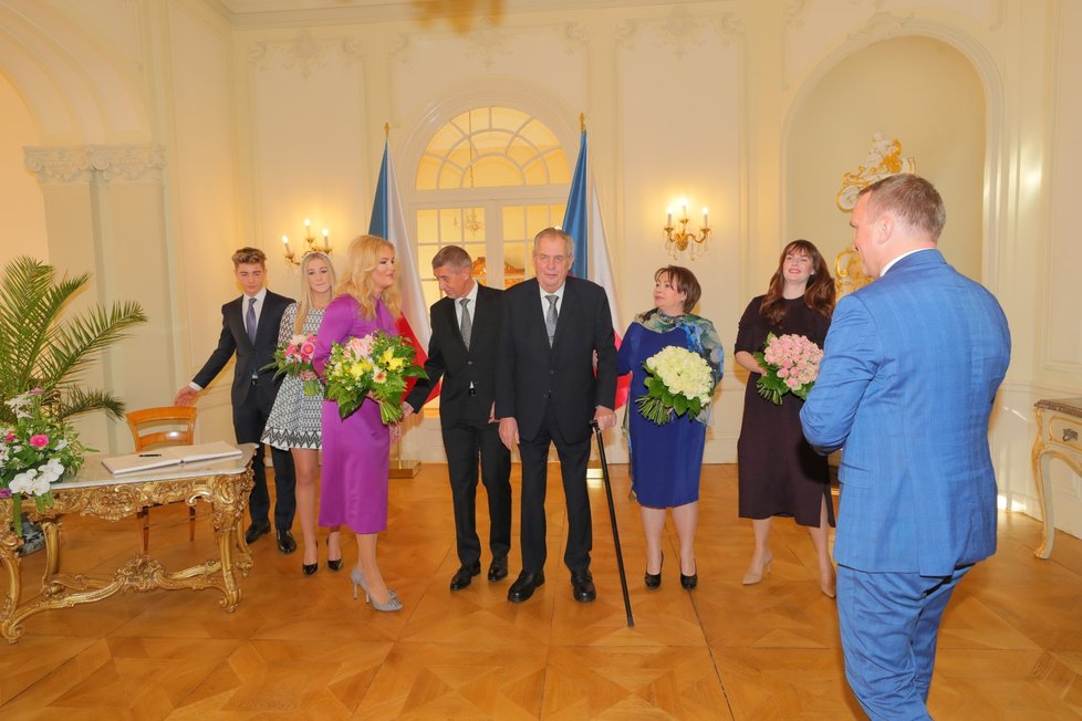 Prezident Miloš Zeman pozval k novoroční tabuli kromě premiéra a manželek také děti.