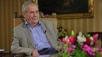 Zeman a senátoři odmítli snahu uznat sovětské okupanty z roku 1968 za veterány 