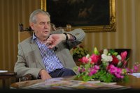 „Bankéře také nemám rád,“ tvrdí Zeman. Rozčílil ho „idiot“, digitální daň podporuje