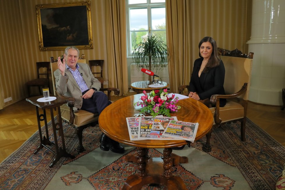 S prezidentem v Lánech. Miloše Zemana v neděli zpovídala Vera Renovica, řeč padla i na sektorovou daň, kterou Zeman &#34;pohanil&#34; (5.5.2019)