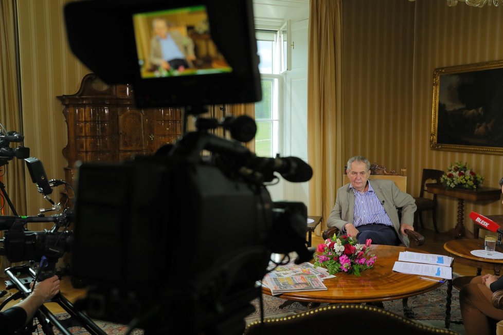 S prezidentem v Lánech. Miloše Zemana v neděli zpovídala Vera Renovica (5.5.2019)
