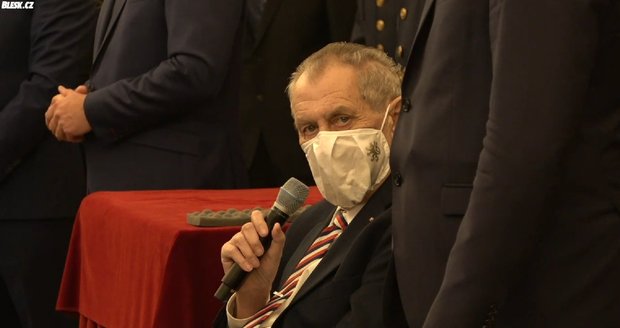 Zeman jmenoval 50 nových soudců, všichni se tísnili v jedné místnosti. A zmínil spravedlnost