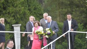 Za Zemanem do Lán přijeli manželé Klausovi. Prezident gratuloval předem exprezidentovi k narozeninám.