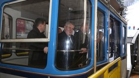 Únor 2016: Prezident Zeman se poprvé při návštěvě Libereckého kraje svezl lanovkou na Ještěd.