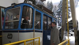 Únor 2016: Prezident Zeman se poprvé při návštěvě Libereckého kraje svezl lanovkou na Ještěd.