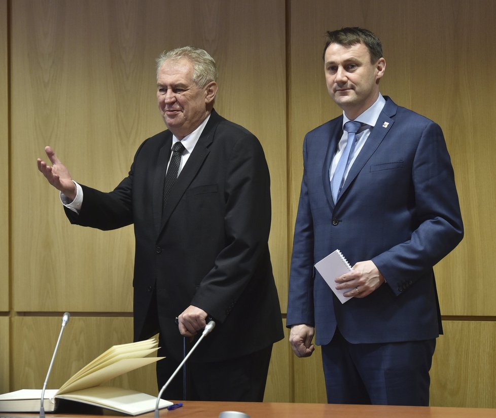 Únor 2016: Prezident Miloš Zeman opět vyrazil do Libereckého kraje, přivítal ho hejtman Martin Půta