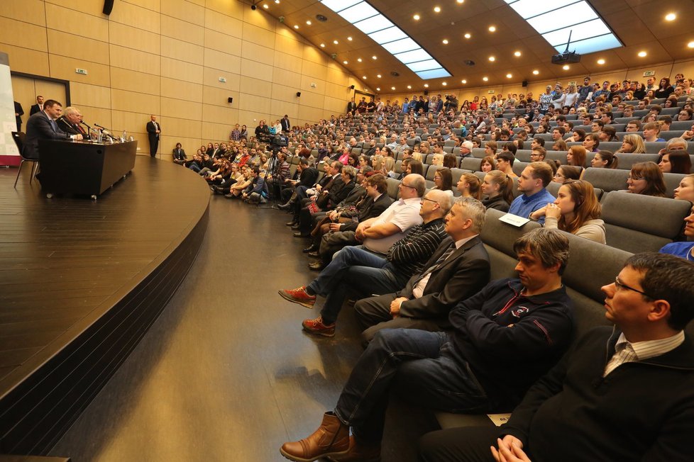Únor 2016: Prezident Zeman při debatě na půdě Technické univerzity v Liberci