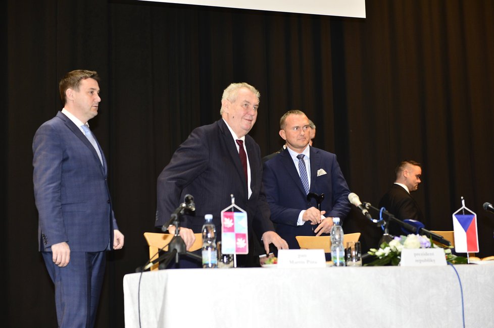 Prezident Zeman v Tanvaldu během návštěvy Libereckého kraje