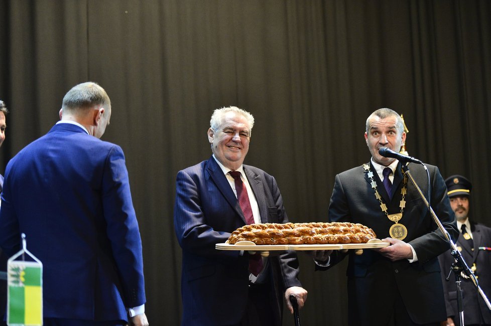 Prezident Zeman dostal v Tanvaldu obří vánočku.