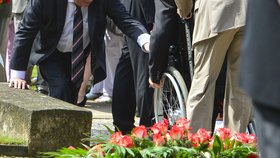 Prezident pomáhá jednomu z vozíčkářů