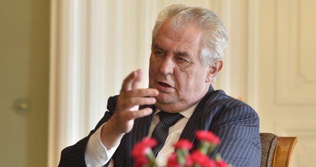 Miloš Zeman podal stížnost k Ústavnímu soudu proti služebnímu zákonu