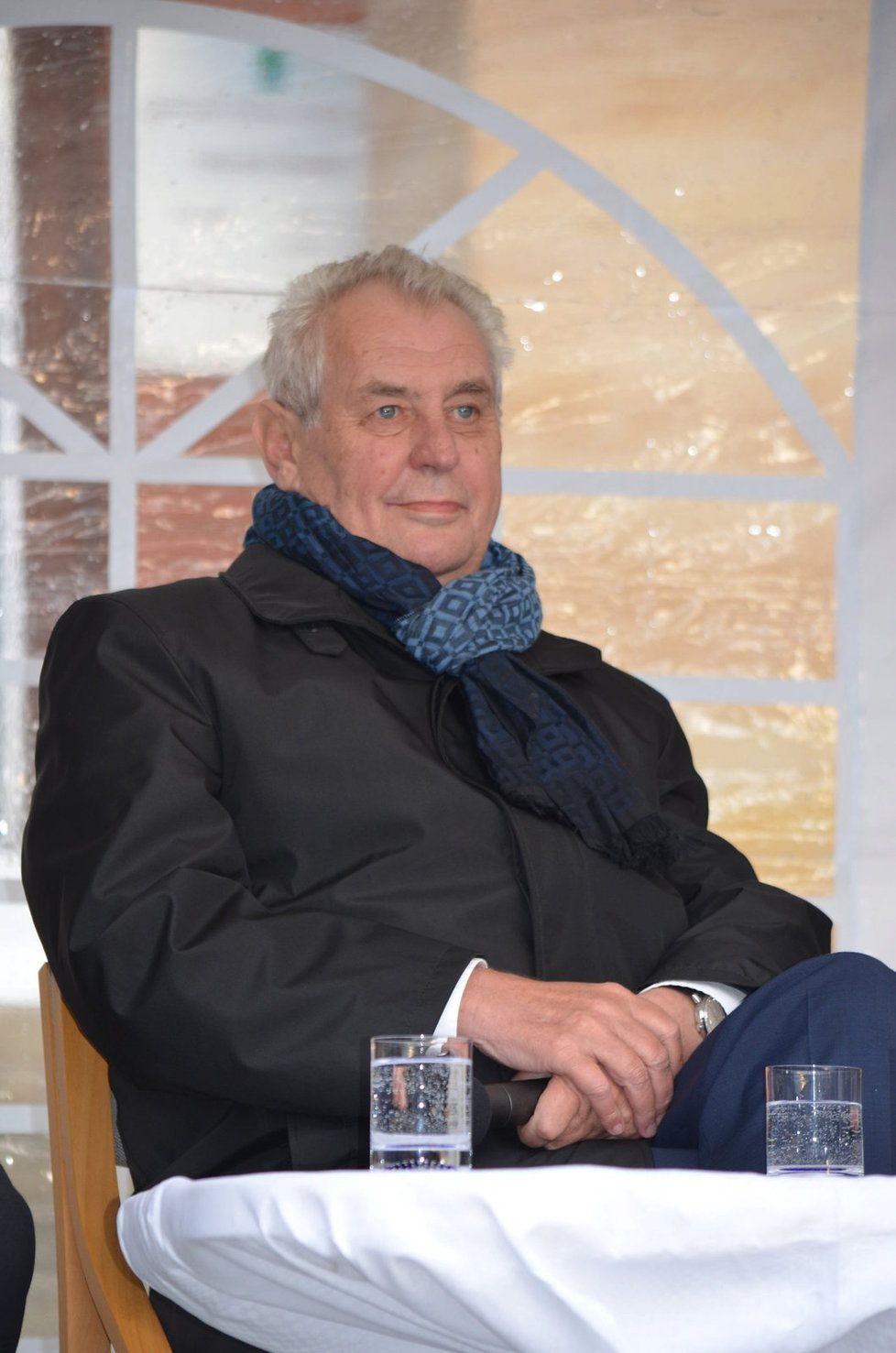 Miloš Zeman se do podzimní nepohody vystrojil do zatepleného baloňáku a moderní šály.