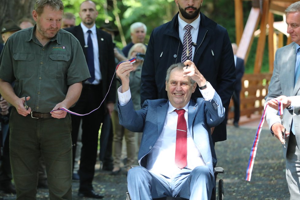 Prezident Zeman a Miloš Balák (vlevo) během otevření opravené brány Lánské obory (13. 6. 2022)