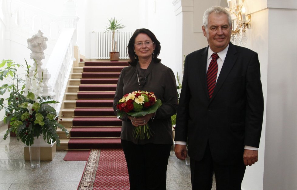 Miloš Zeman prozradil, na kdy se chystá vyhlásit předčasné volby. Straně Miroslavy Němcové (ODS) hrozí volební debakl.