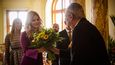 Prezident Miloš Zeman vítá manželku premiéra Moniku Babišovou v Lánech.