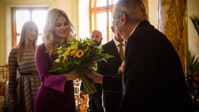Prezident Miloš Zeman vítá manželku premiéra Moniku Babišovou v Lánech.