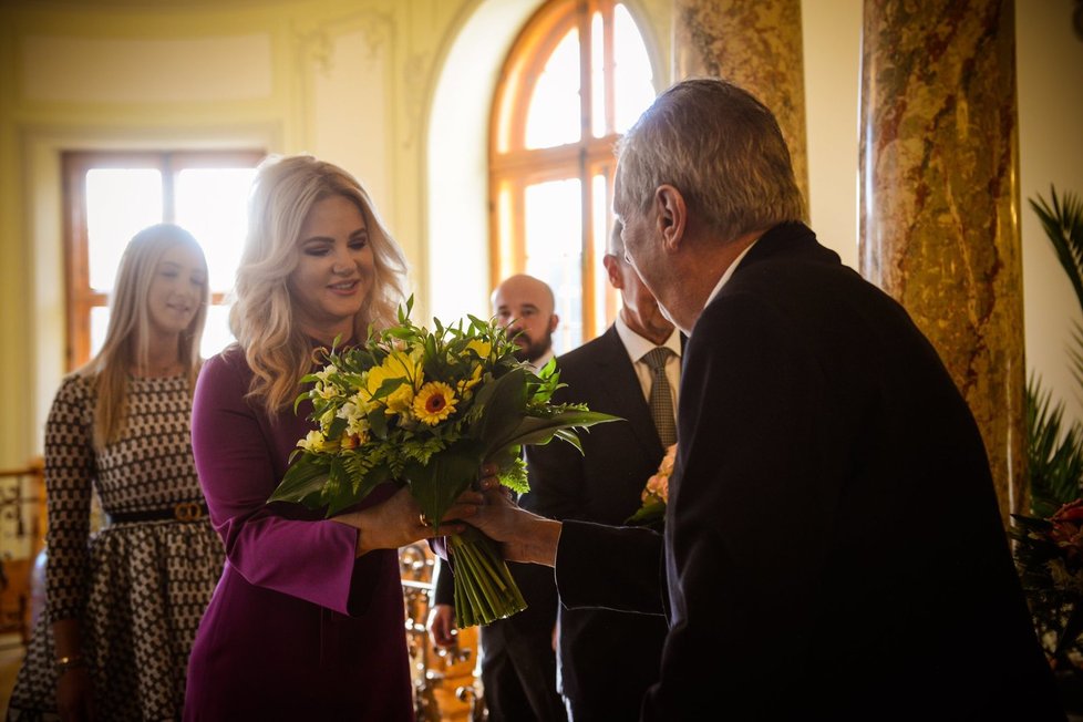Prezident Miloš Zeman vítá manželku premiéra Moniku Babišovou v Lánech.