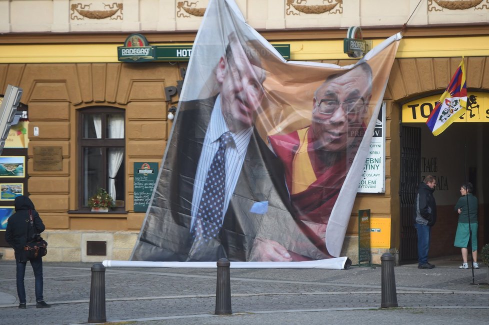 Miloš Zeman v Moravskoslezském kraji: Do ulic vytáhli i jeho odpůrci, připravili i různé transparenty. A také velké foto Václava Havla s dalajlamou (listopad 2016).