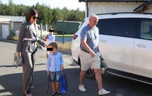 Od odchodu bývalého kancléře Vratislava Mynáře (56) už uběhl víc než rok, jeho šatní skříň o tom však nevypovídá. Podle Mynářovy manželky Alex (40) je doslova přeplněná obleky, které už nepotřebuje.