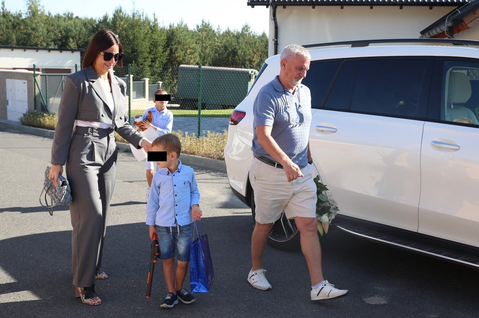 Exprezidentovi Zemanovi přijel popřát bývalý kancléř Mynář s manželkou Alex a syny (28. 9. 2023).