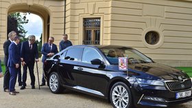 Prezident Miloš Zeman převzal od zástupců Škoda Auto zbrusu nový Superb.