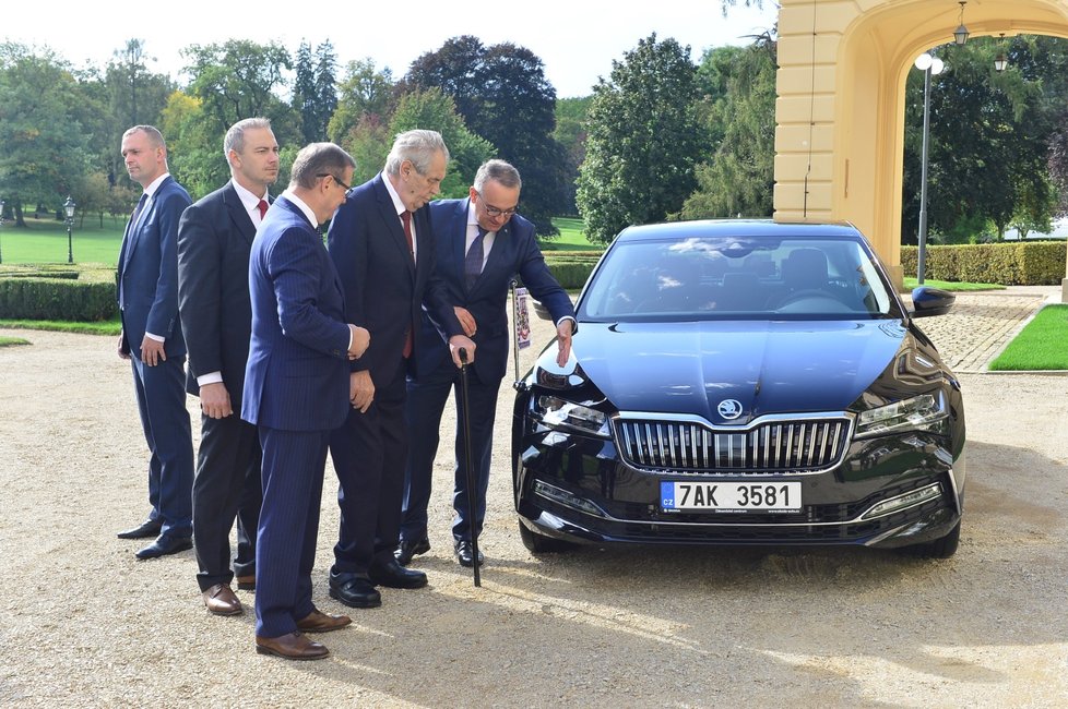 Prezident Miloš Zeman dostal zbrusu nový Superb.