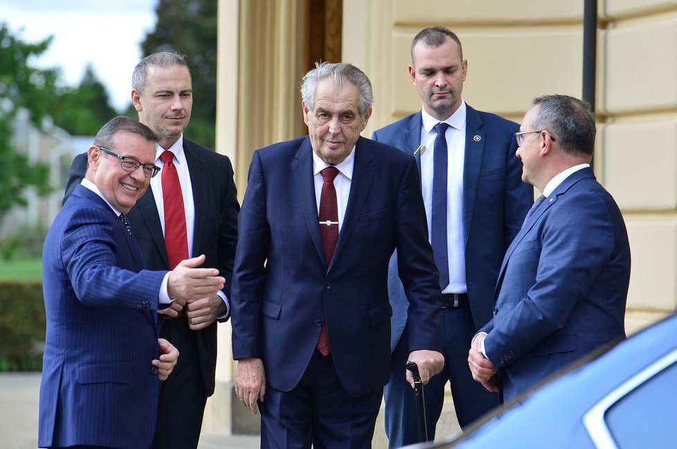 Prezident Miloš Zeman převzal od zástupců Škoda Auto zbrusu nový Superb.