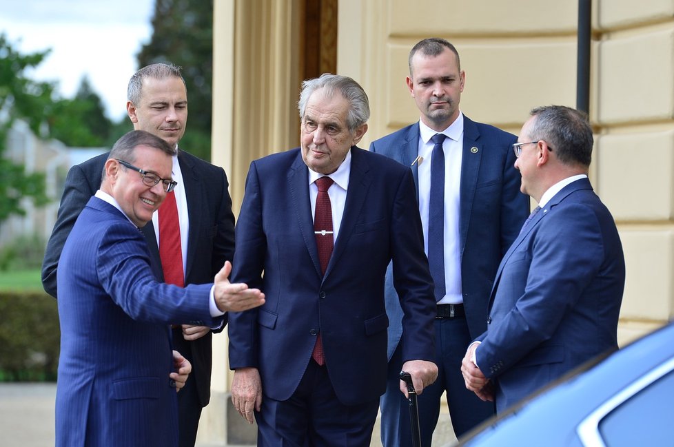 Prezident Miloš Zeman převzal od zástupců Škoda Auto zbrusu nový Superb.