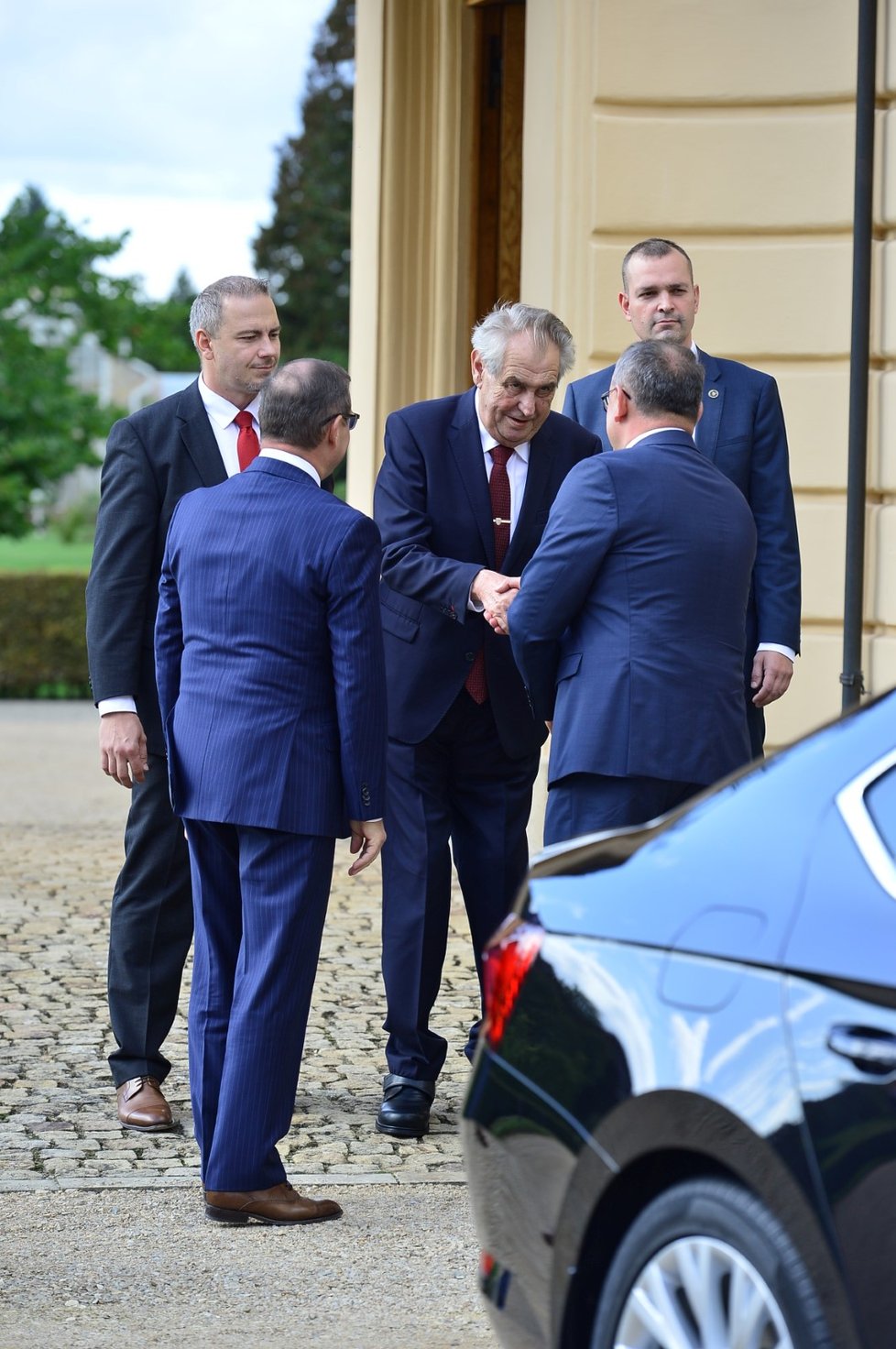 Prezident Miloš Zeman převzal nedávno od zástupců Škoda Auto zbrusu nový Superb.