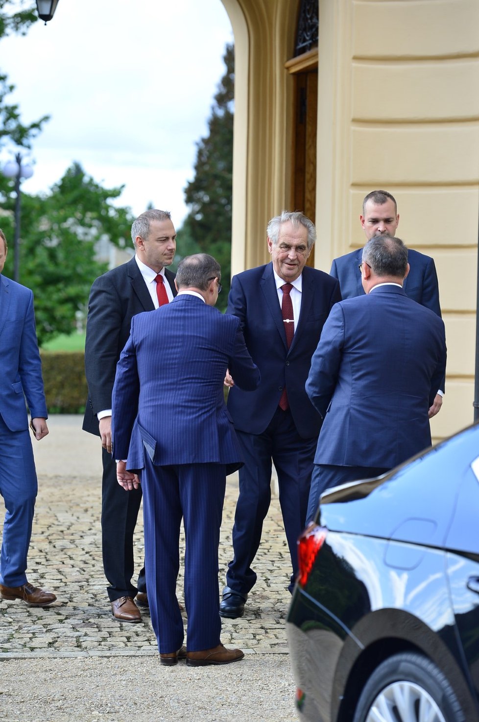 Prezident Miloš Zeman převzal od zástupců Škoda Auto zbrusu nový Superb.