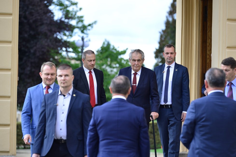 Prezident Miloš Zeman převzal od zástupců Škoda Auto zbrusu nový Superb.