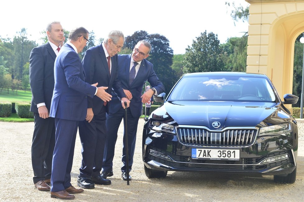 Prezident Miloš Zeman převzal od zástupců Škoda Auto zbrusu nový Superb.