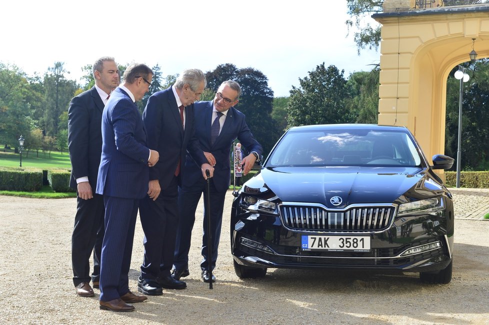 Prezident Miloš Zeman převzal od zástupců Škoda Auto zbrusu nový Superb.