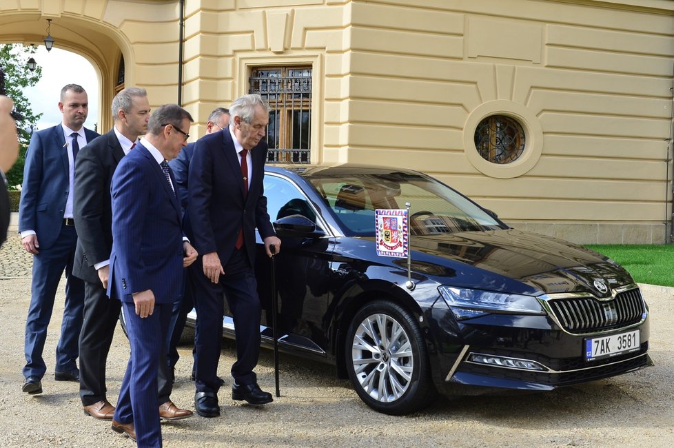 Prezident Miloš Zeman převzal od zástupců Škoda Auto zbrusu nový Superb.