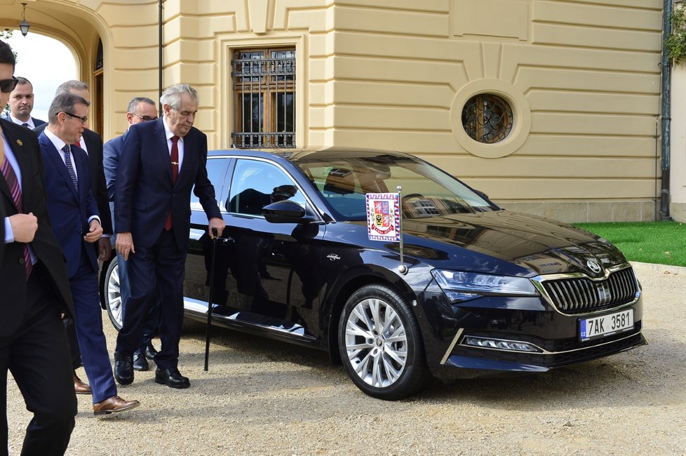 Prezident Miloš Zeman převzal od zástupců Škoda Auto zbrusu nový Superb.