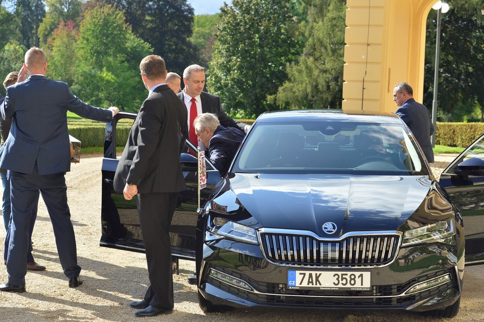 Prezident si nový Superb hned vyzkoušel.