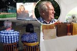 O rok starší bude prezident Miloš Zeman za týden. Kulatiny ale slavil už v pátek na zahradě lánského zámku. Dcera mu k této příležitosti natočila videovzkaz.