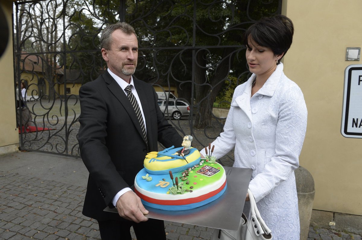 Jana Fialová z kavárny Chotěboř přinesla dort, kde je Zeman na svém slavném člunu.