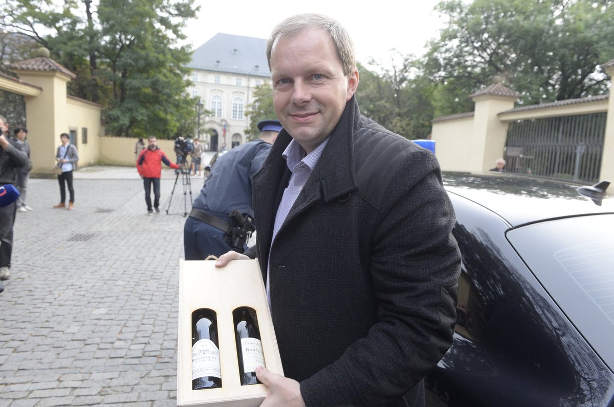 Marcel Chládek (46, ČSSD), ministr školství „Pan prezident má rád víno, proto jsem mu nesl dvě láhve francouzského. Popřál jsem mu nejen zdraví, ale i pohodu u vychutnávání toho vína.“