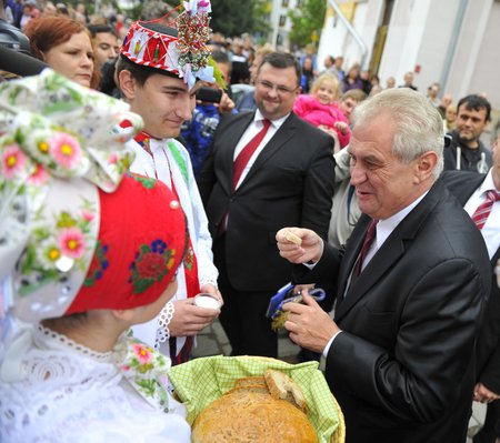 Miloš Zeman zamířil ze Znojma do Břeclavi, kde ho pohostili chlebem a solí