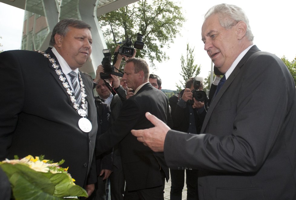 Zeman při setkání s hejtmanem Stanislavem Mišákem před sídlem kraje ve Zlíně.