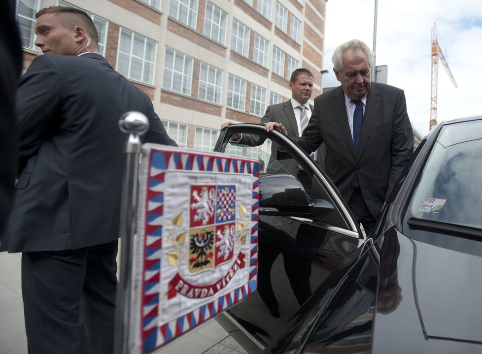 Prezident Miloš Zeman při odjezdu z Baťova institutu.