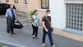 První dáma Ivana Zemanová přivezla do nemocnice květinu, tašku a oblečení.