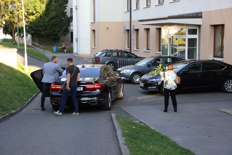 První dáma Ivana Zemanová přivezla do nemocnice květinu, tašku a oblečení.