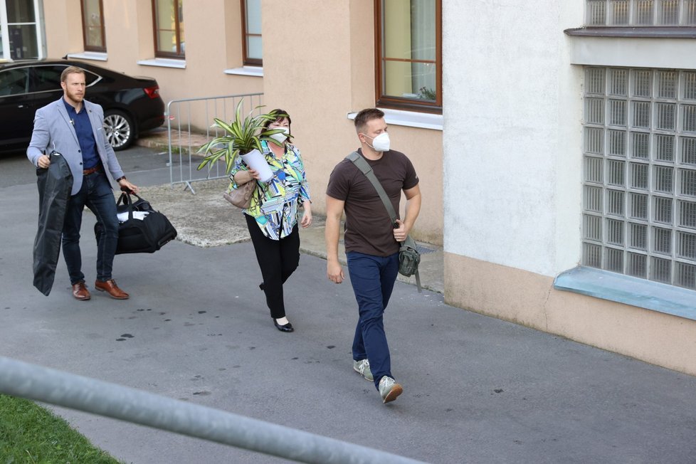 První dáma Ivana Zemanová přivezla do nemocnice květinu, tašku a oblečení.