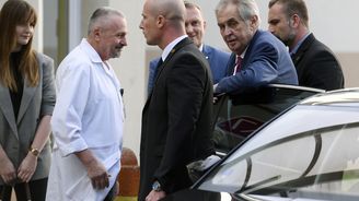Prezident Zeman nastoupil do střešovické nemocnice na rekondiční pobyt