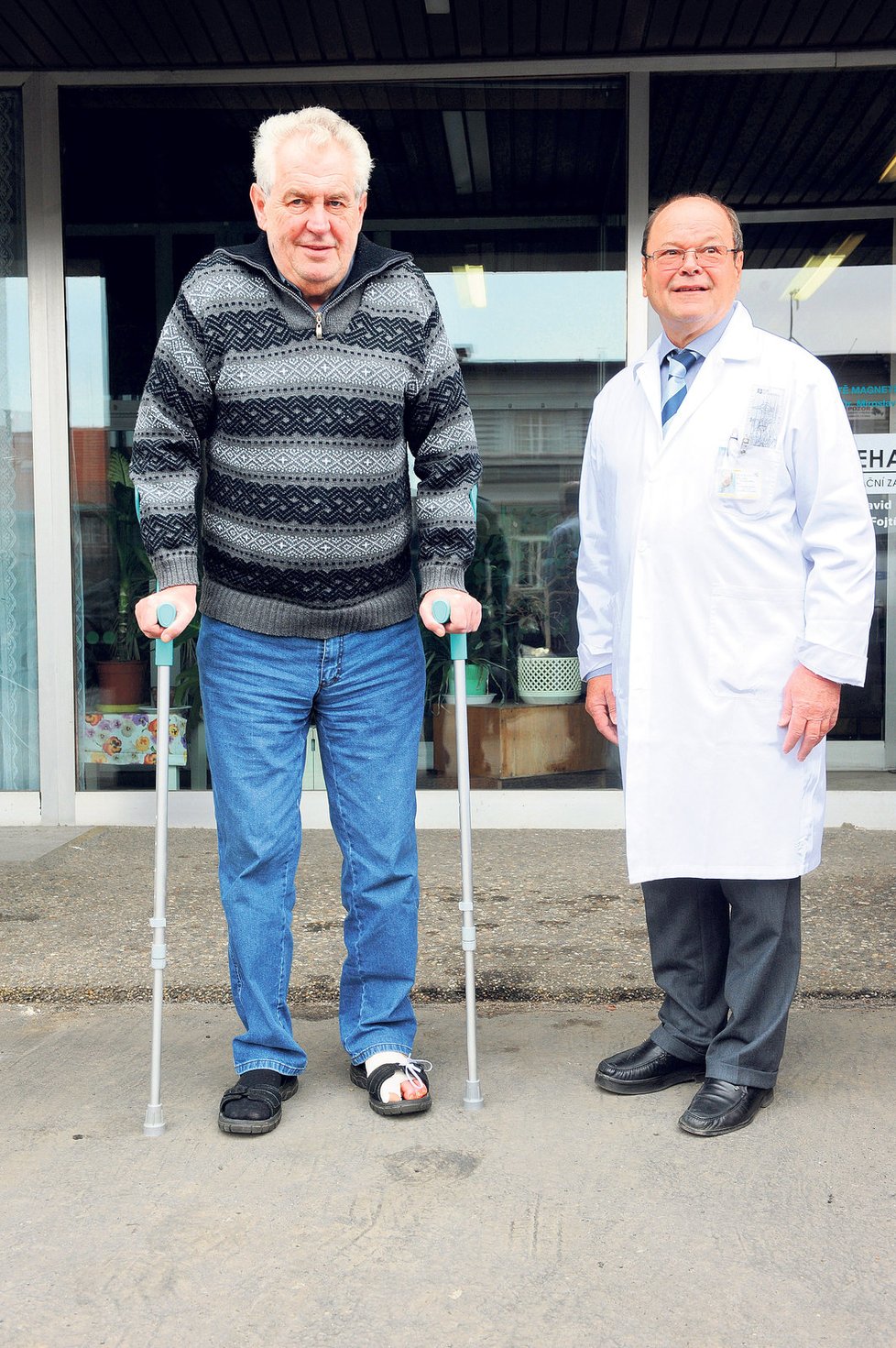 Expremiér děkuje svému lékaři: v únoru 2012 mu v nemocnici Na Bulovce operovali šlachu v palci levé nohy.